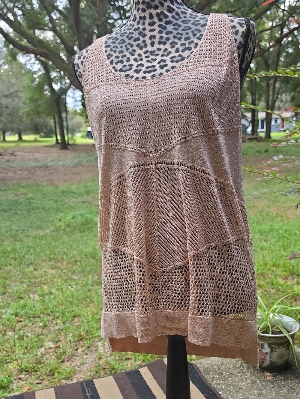 Jennifer Lopez Open-Knit Scoop Tank - Light Pink Gold Thread